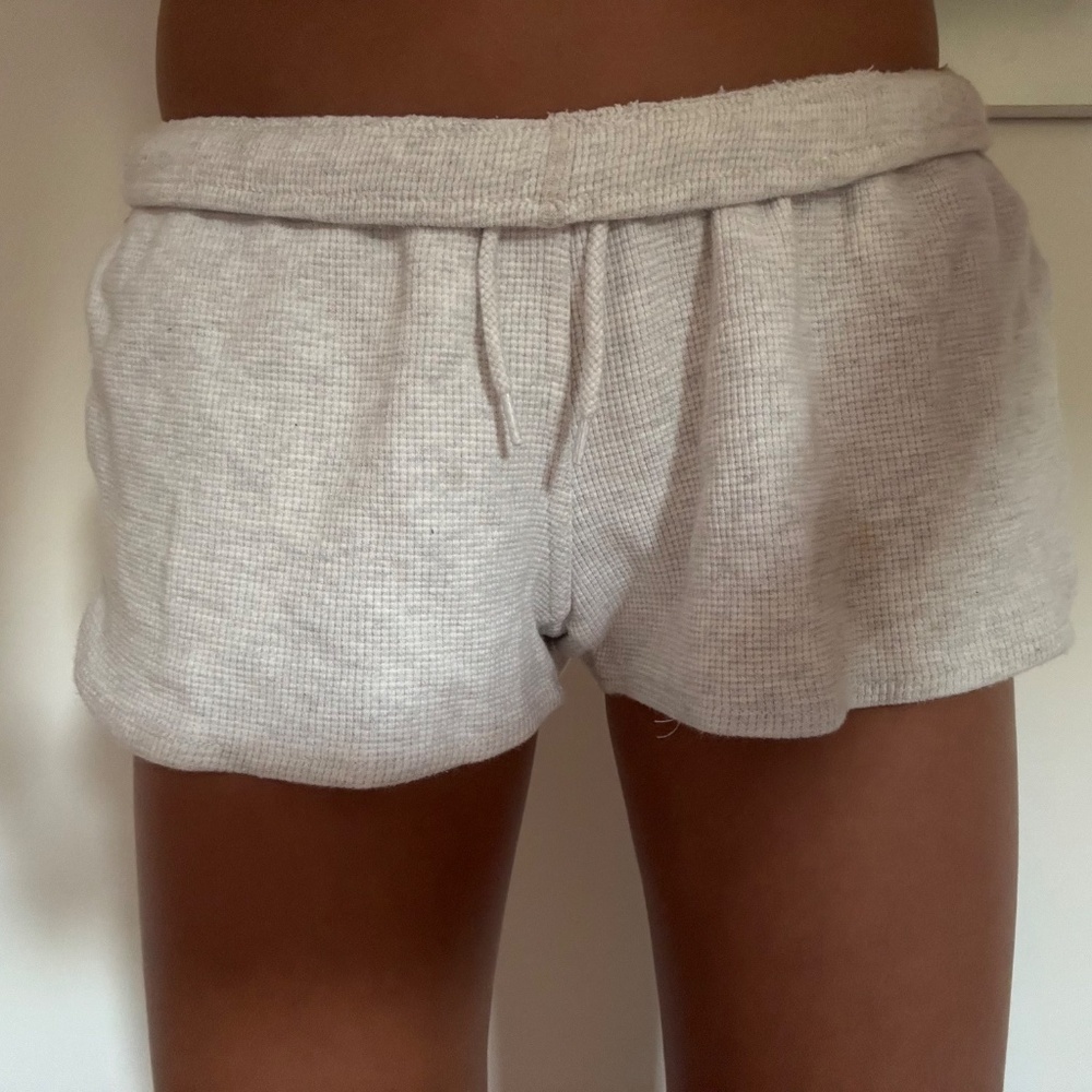 Light gray Brandy Melville waffle shorts - Picture 4 of 4